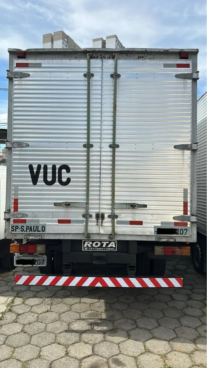 Caminhão Mercedes-Benz 710 Plus Baú em ótimo estado de conservação  - Foto 10