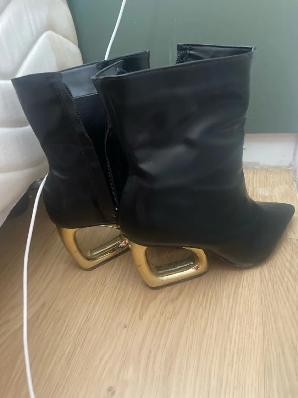 Botas pretas com salto dourado