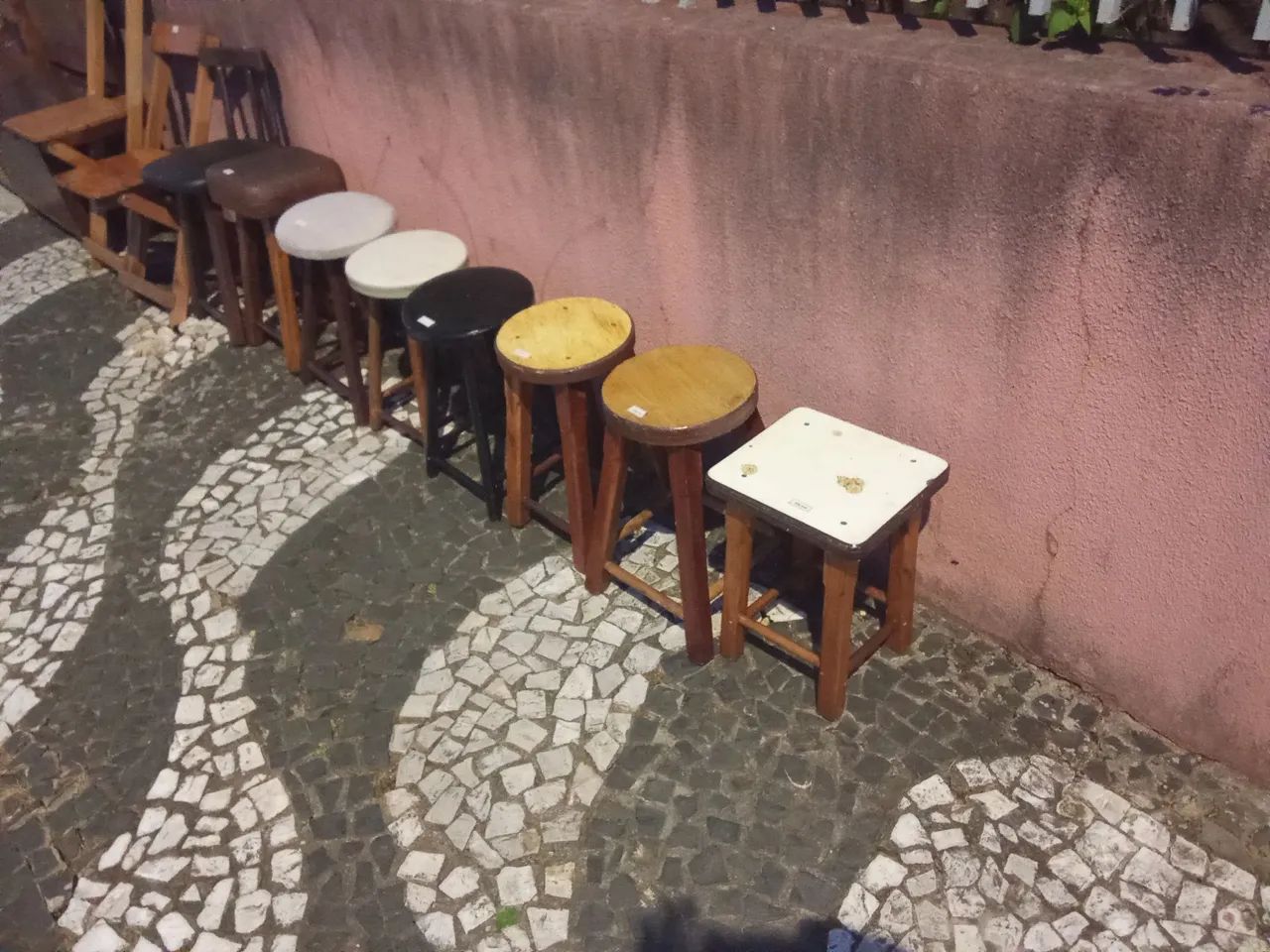 Conjunto de 7 Banquetas de Madeira - Foto 4