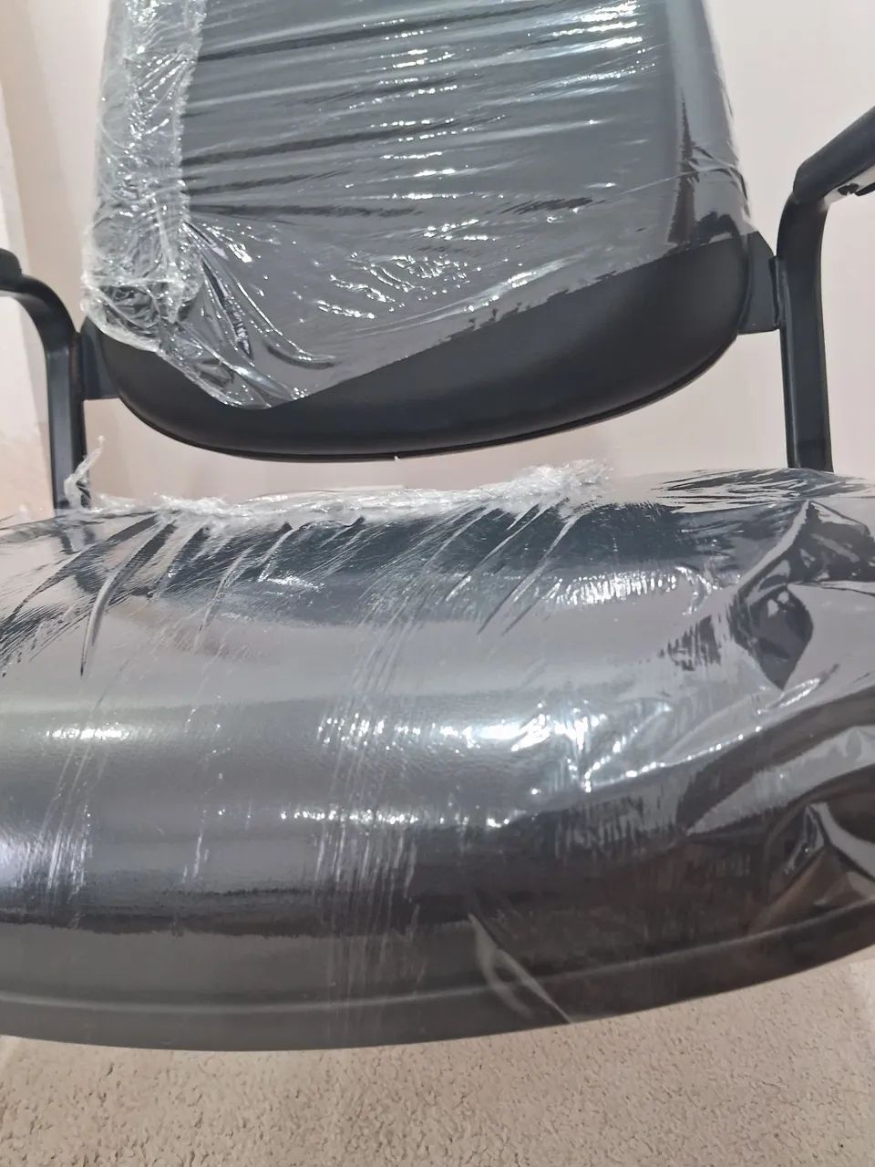 Cadeira de Escritório - **NOVA, PRATICAMENTE SEM USO - Foto 3