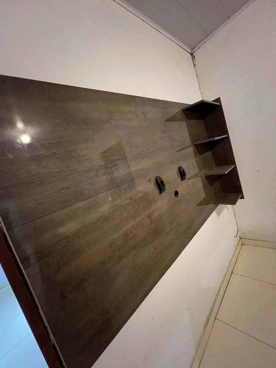 Painel de madeira para TV com nichos