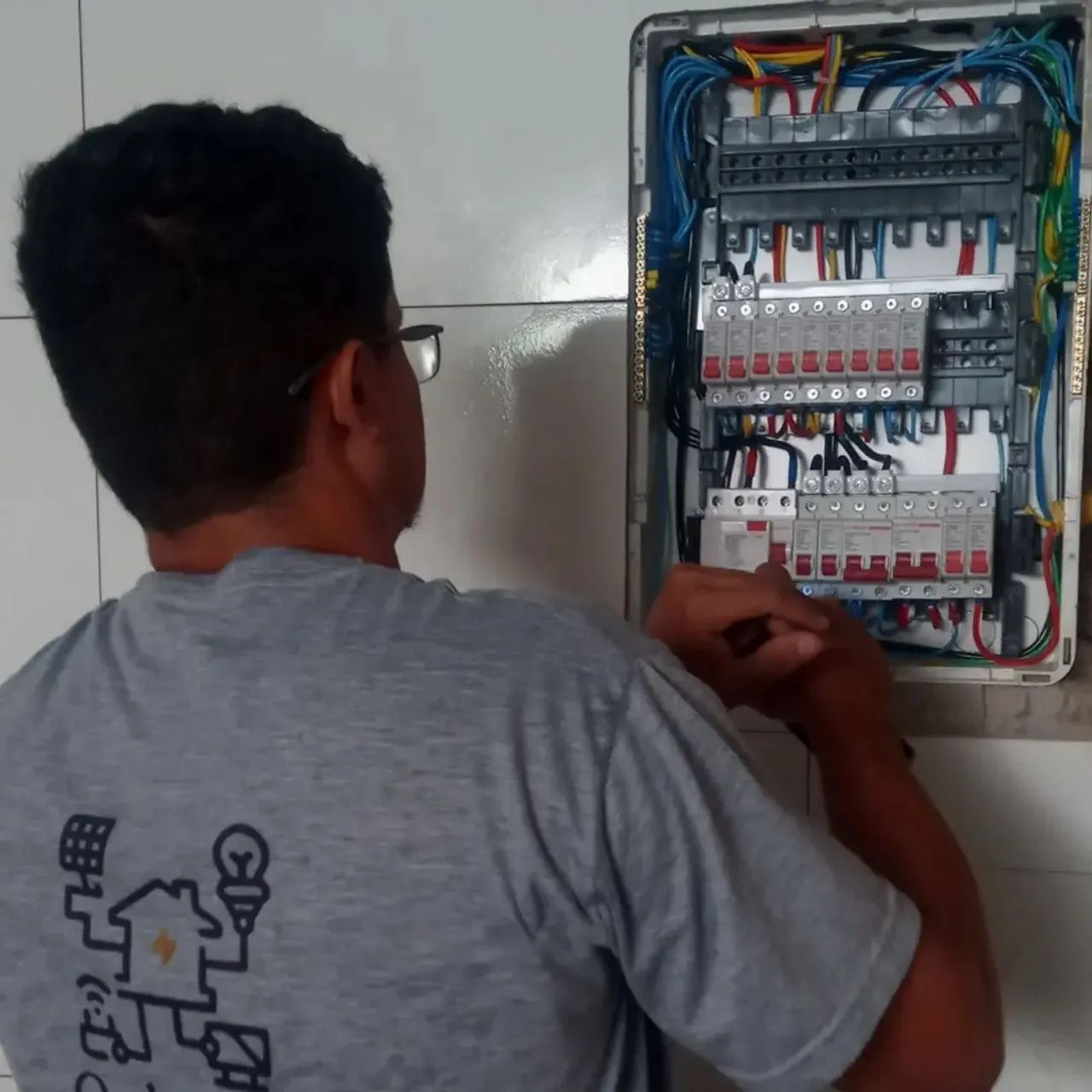 Eletricista Região dos Lagos - Foto 3