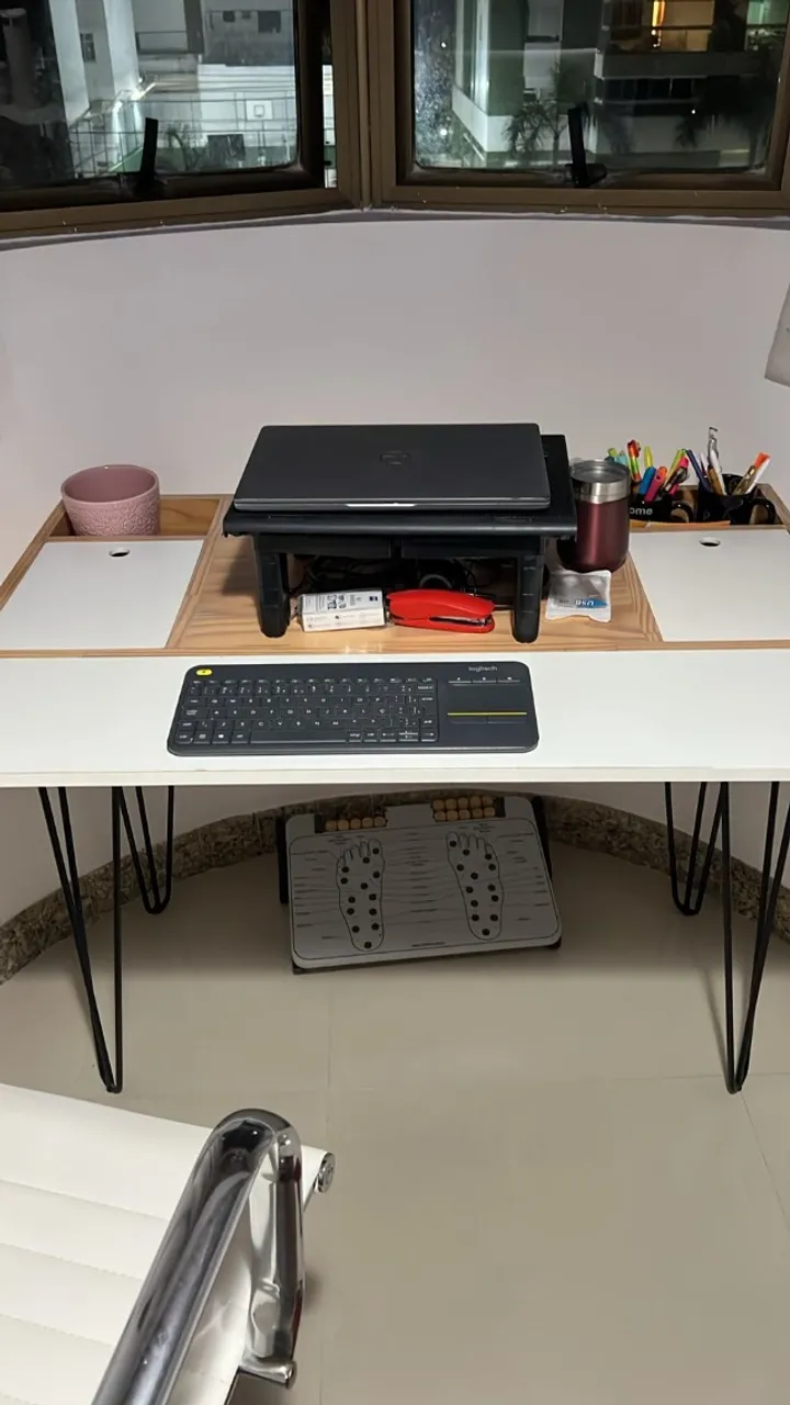 escrivaninha com compartimentos em perfeito estado