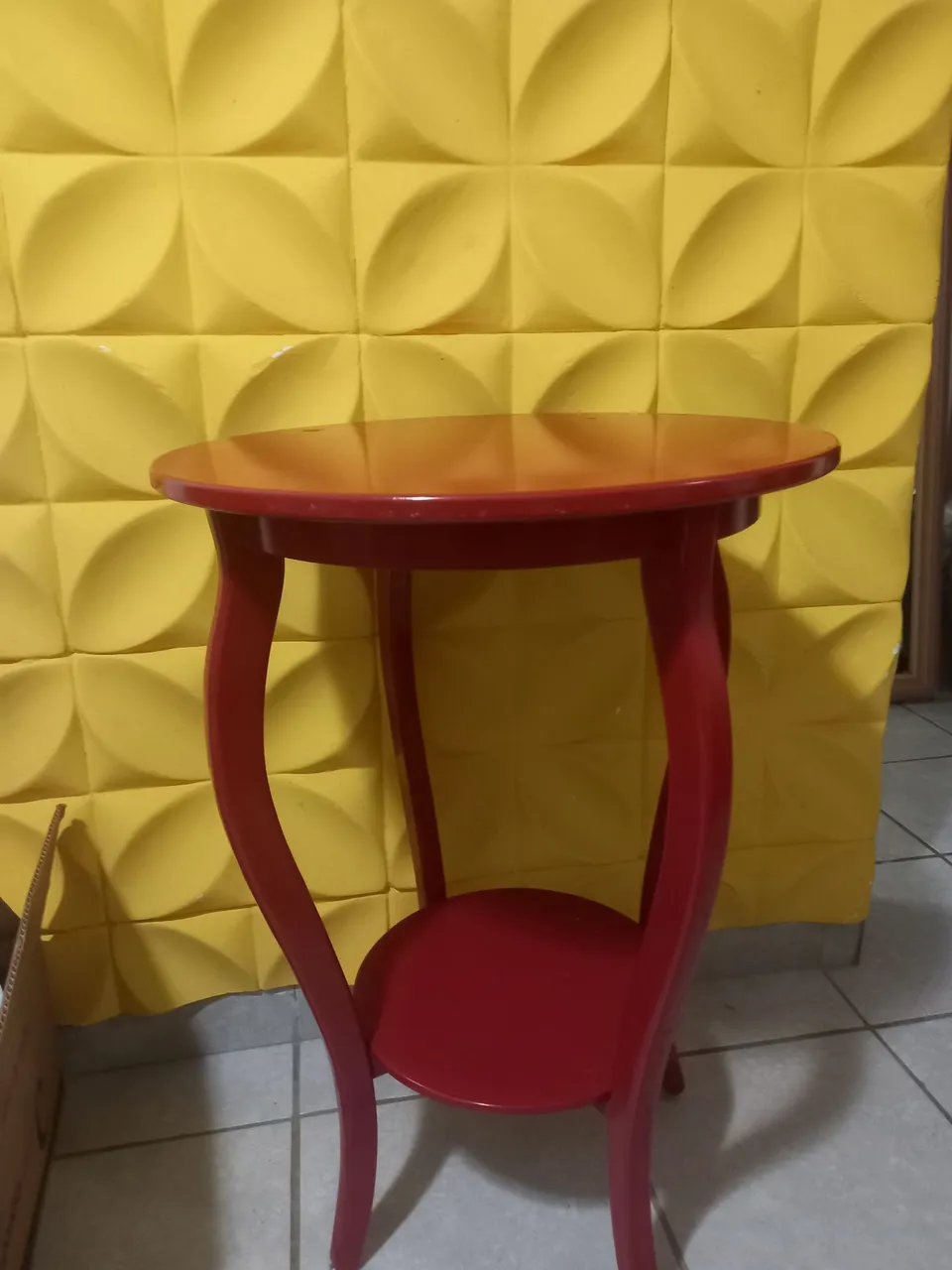 Mesa Lateral Vermelha para Decoração
