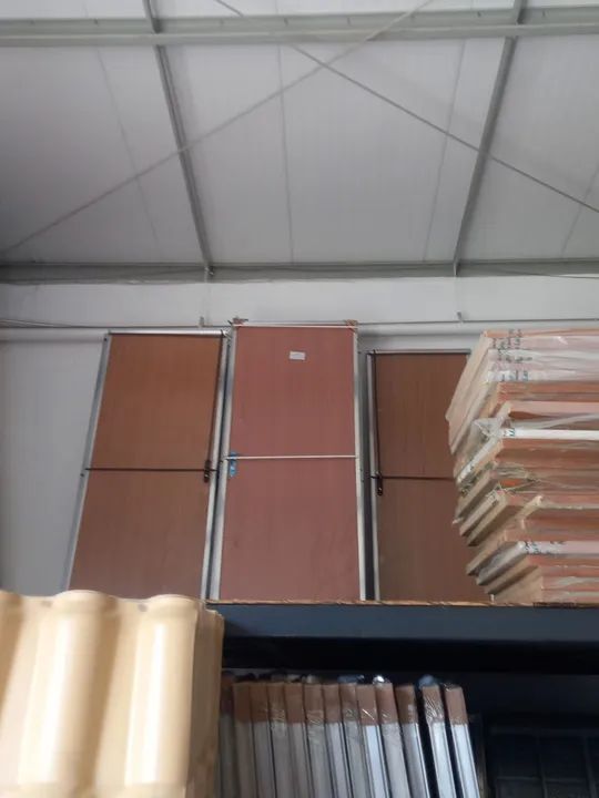 Porta de madeira completa. Com marco em alumínio e fechadura.  - Foto 4