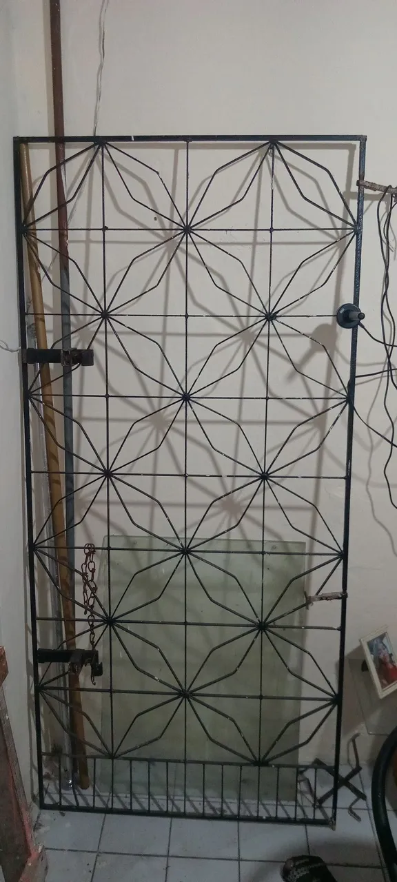 Vendo grade de ferro 2,10x90 cor preto em perfeito estado