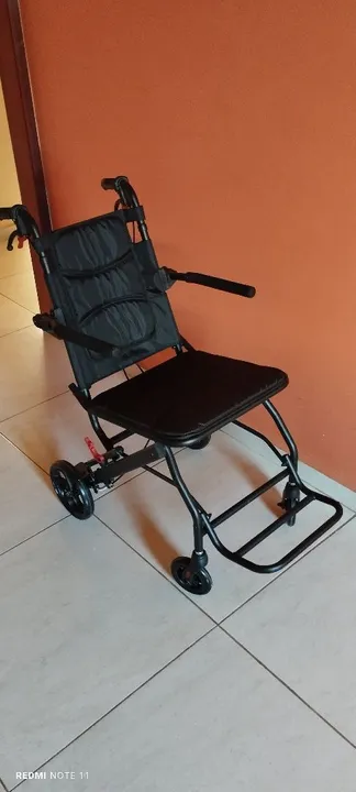 Cadeira de rodas dobrável leve e prática