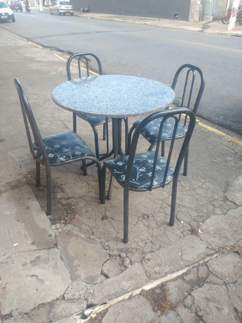 Conjunto Mesa e Cadeiras em Granito