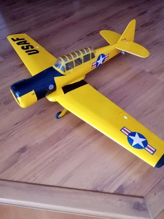 Aeromodelo elétrico AT6