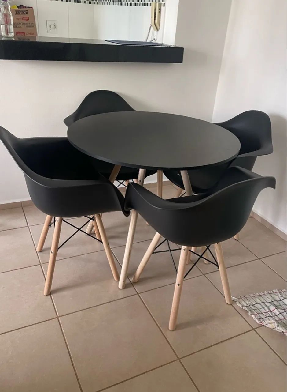 Mesa redonda com 4 cadeiras estilo Eiffel - Foto 3