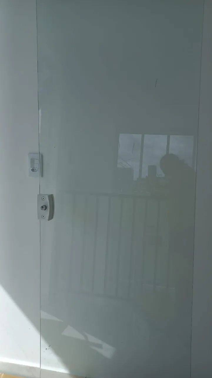 Porta de vidro temperado medindo 1.36 de largura e 2.30 de altura