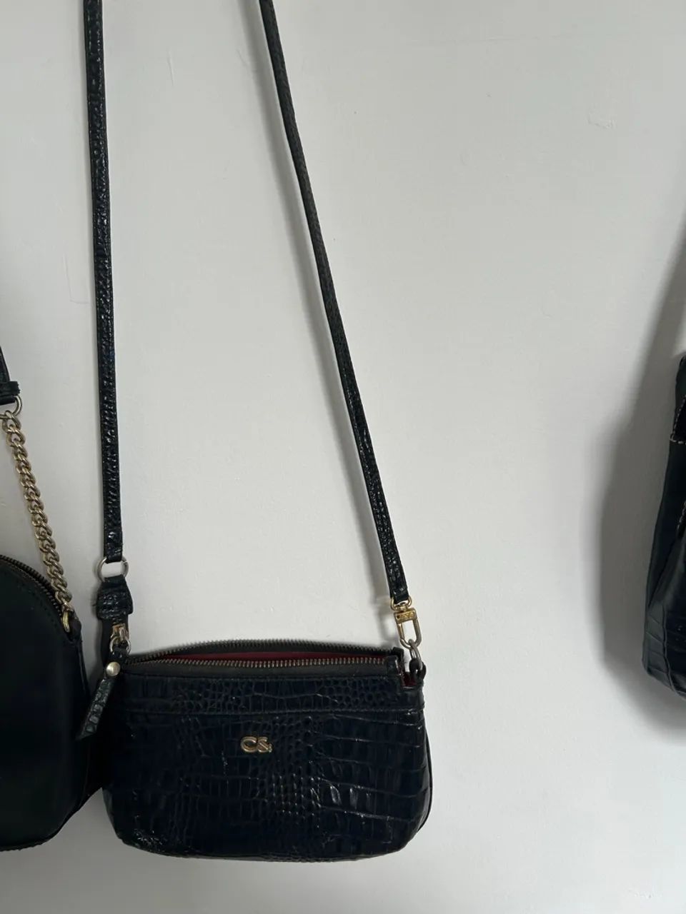 Bolsa de ombro preta com textura croco de couro  - Foto 2