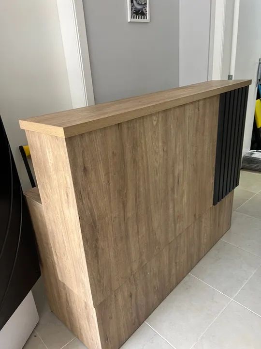 Balcão de madeira para atendimento com gaveta e chave. - Foto 3