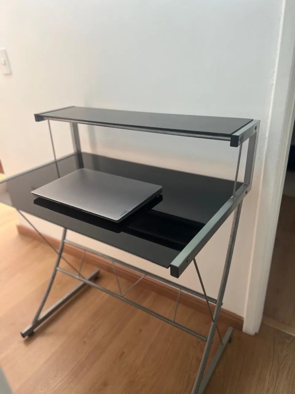 Mesa de Escritório em Vidro Temperado com Estrutura em Metal.
