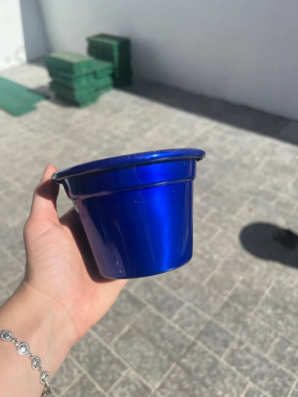 Vaso azul royal tam P de alumínio 12 cm x 8,5 cm