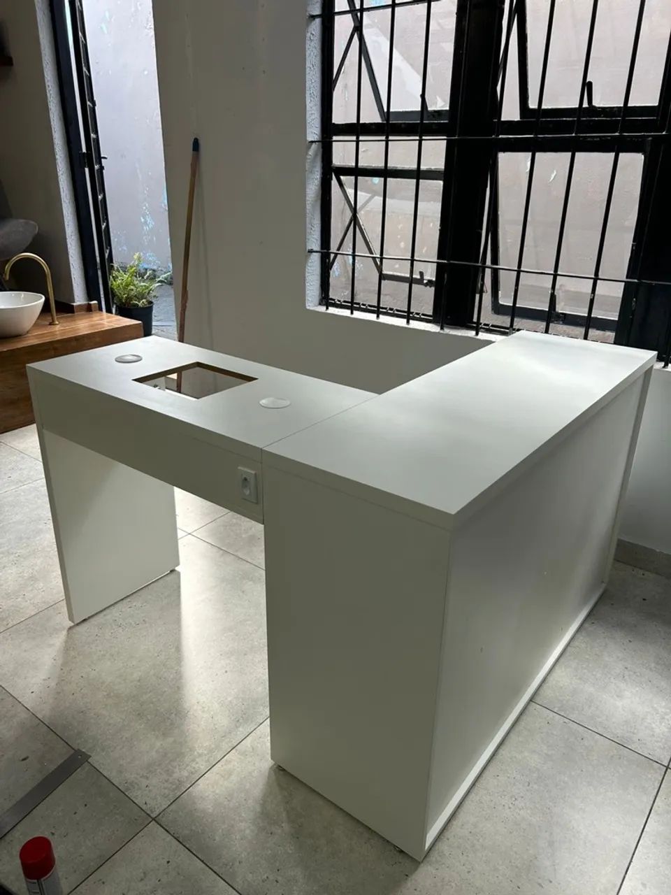 Mesa de Manicure Branca com armário  - Foto 3