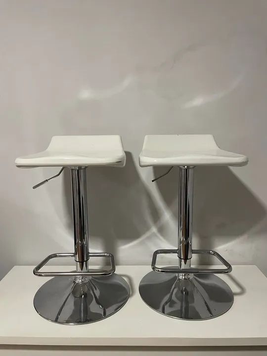 2 Banquetas  brancas