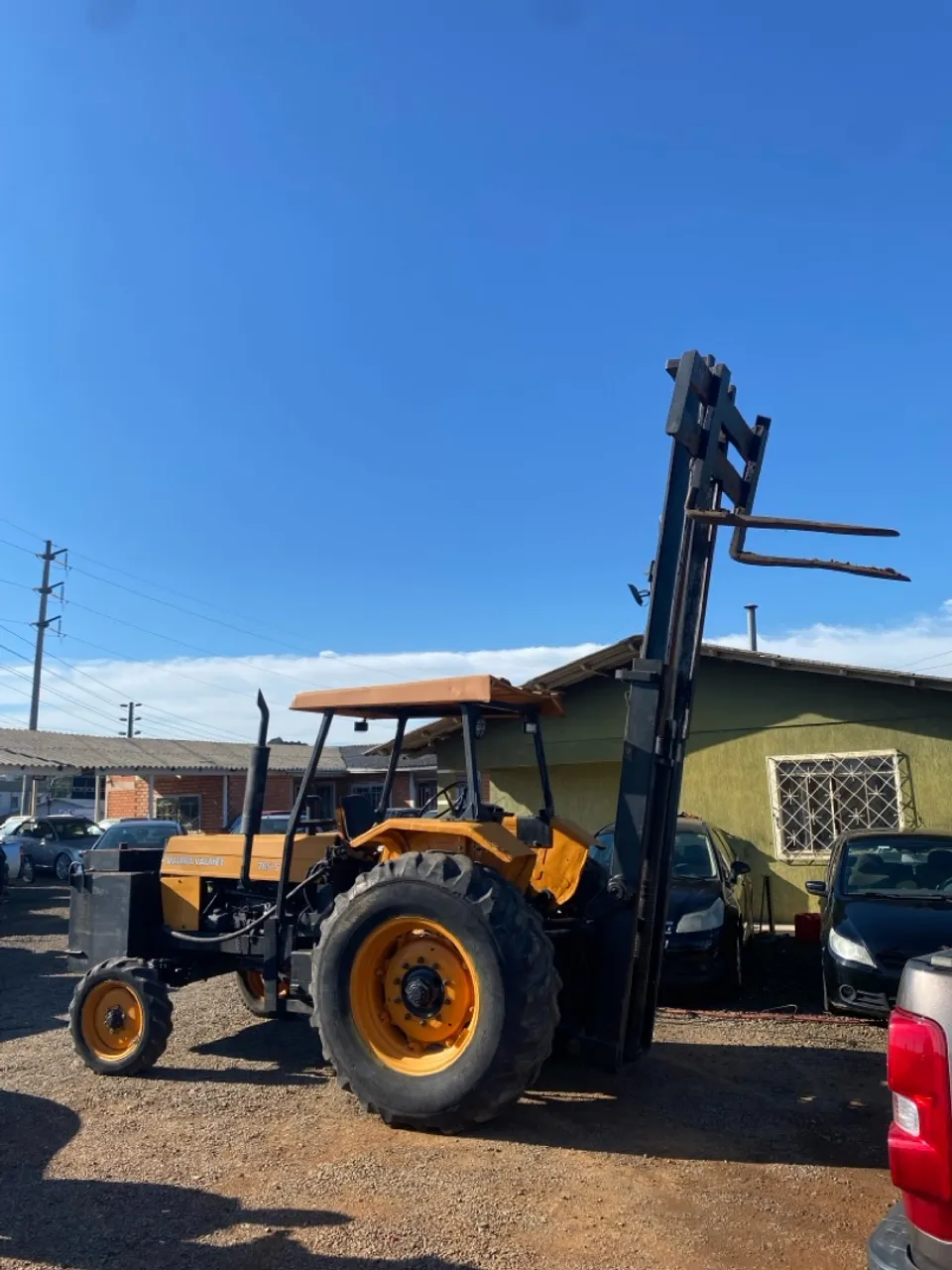 Trator Valmet 785 com Garfo para Elevação