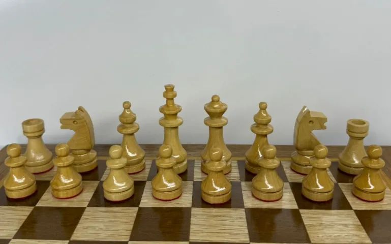 Jogo de Xadrez Artesanal em Madeira - Tabuleiro e Peças (32x32cm) - Foto 4