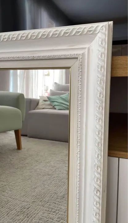 Espelho decorativo com moldura branca em madeira 80x70