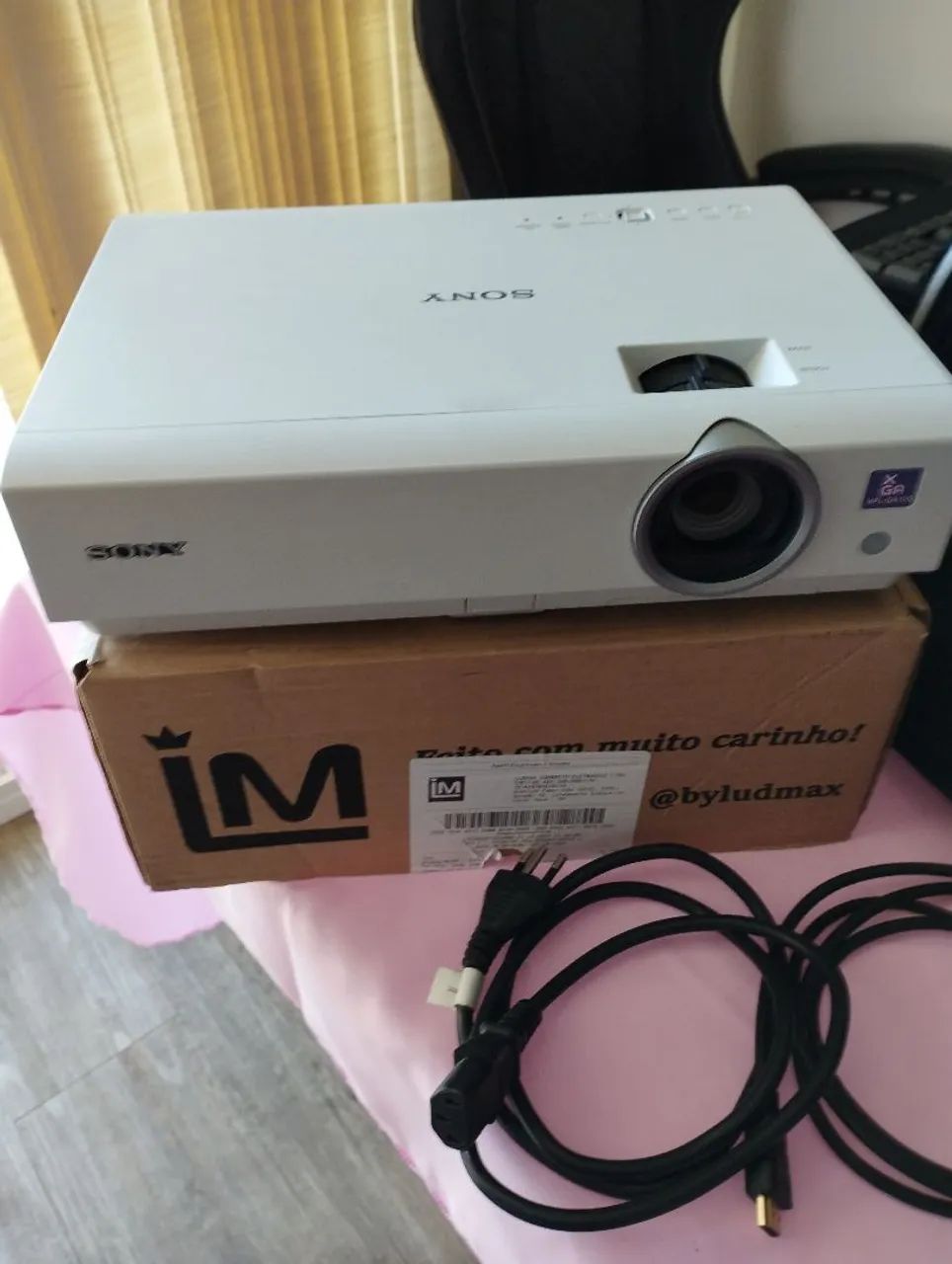 *BARBADA* Projetor Sony HD c/ alto falante e controle remoto
