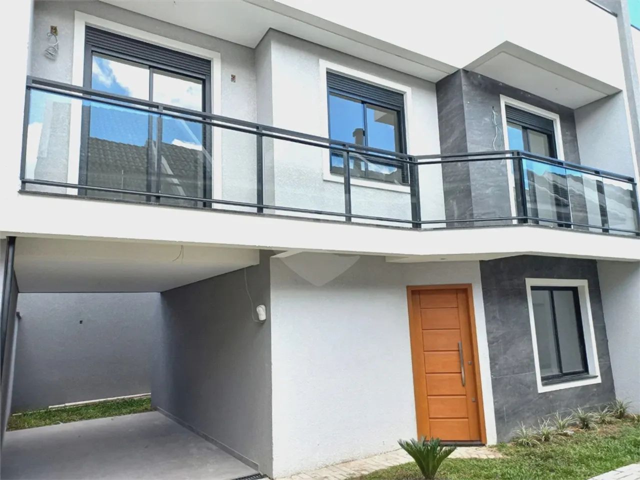 Sobrado para venda possui 181 metros quadrados com 3 quartos em Santa Felicidade - Curitib