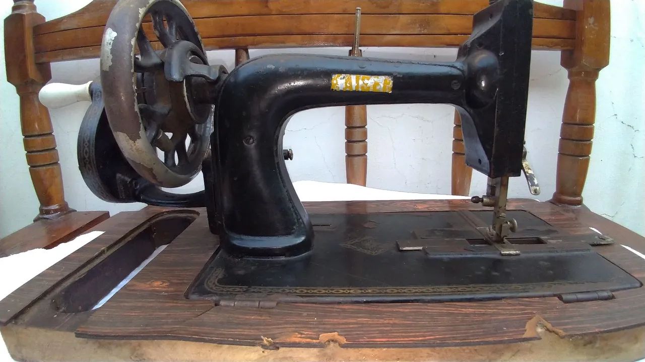 Máquina de costura Kaiser Antiga - Decoração Vintage - Foto 6