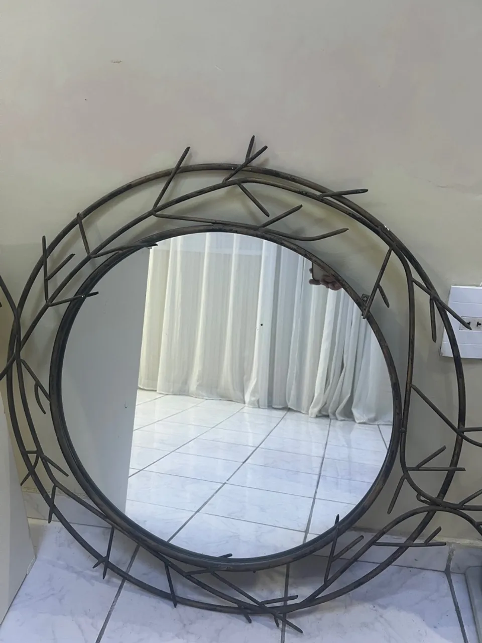 Espelho Decorativo Redondo com Detalhes em Metal