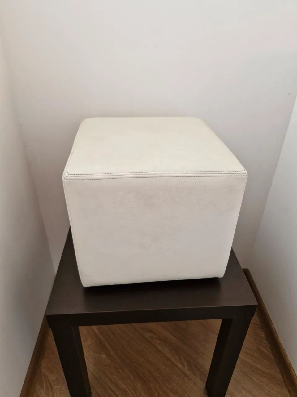 Conjunto de mesa lateral com puff - Foto 4