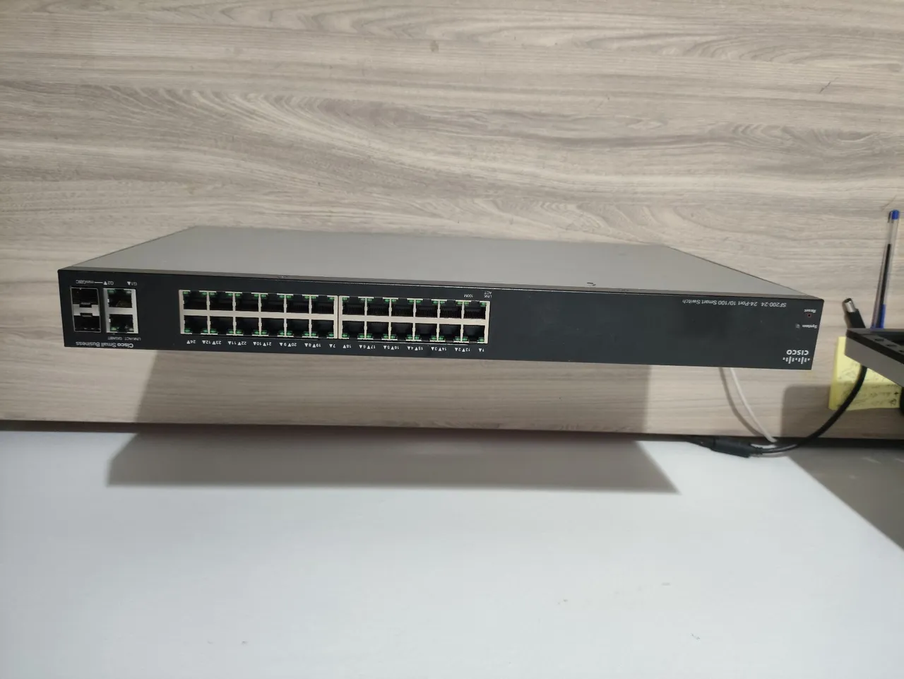 Switch Cisco SF200-24 24 Portas 10/100 Smart Switch