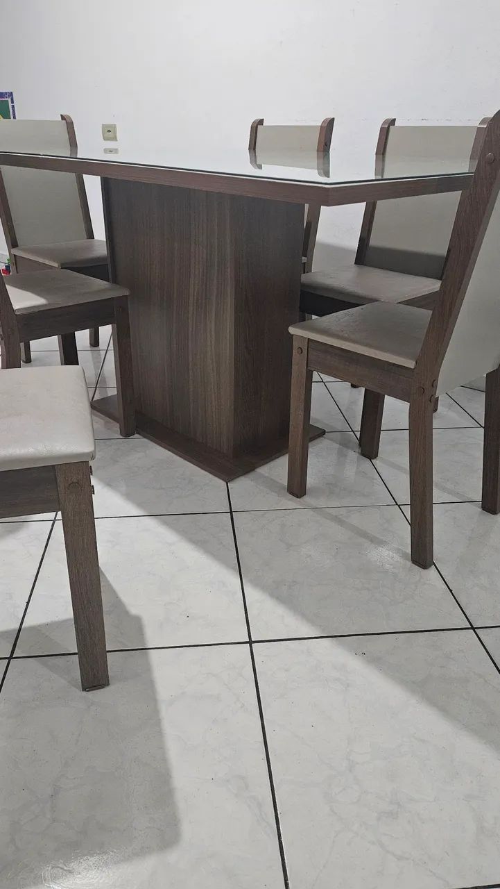 Mesa com tampo de vidro e 6 cadeiras. - Foto 4