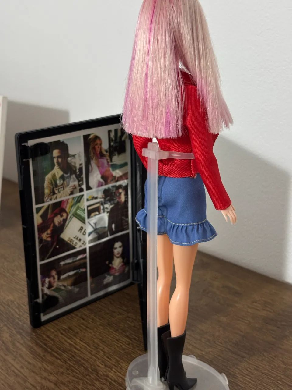 Barbie Customizada Vicky - APENAS A BONECA COM SUPORTE  - Foto 2