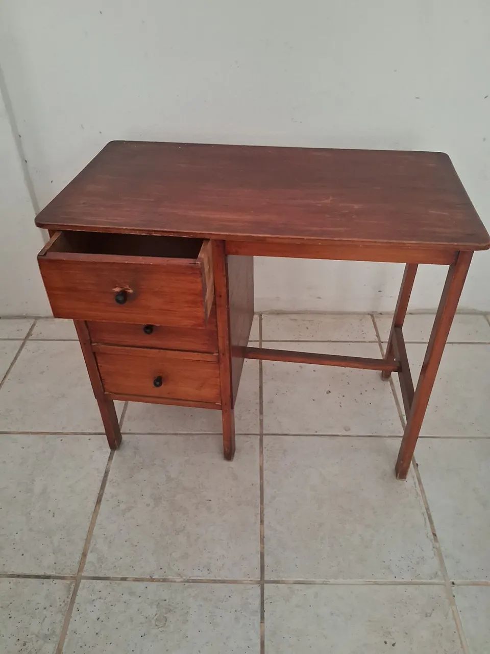 Escrivaninha antiga de peroba. 