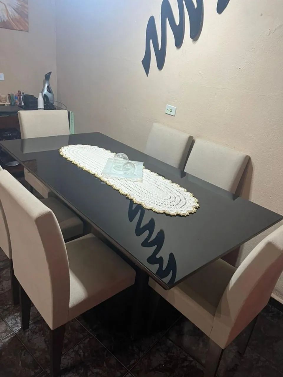 Vende-se mesa com 6 cadeiras 