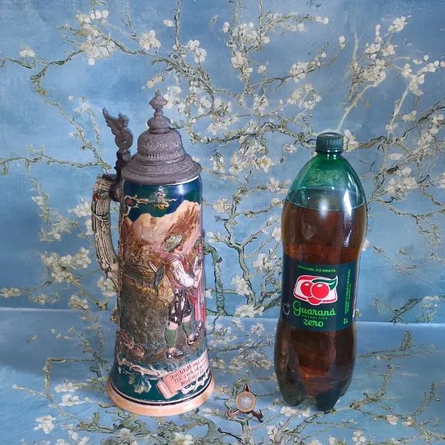 Tankard 40 cm, antigo trazido da Alemanha, tampa articulada de estanho em estilo gótico  - Foto 3