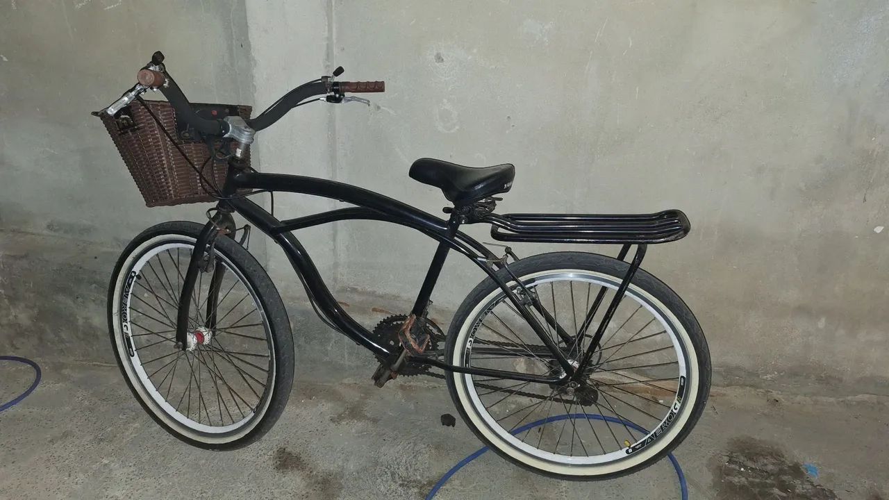 Bicicleta preta com cestinha