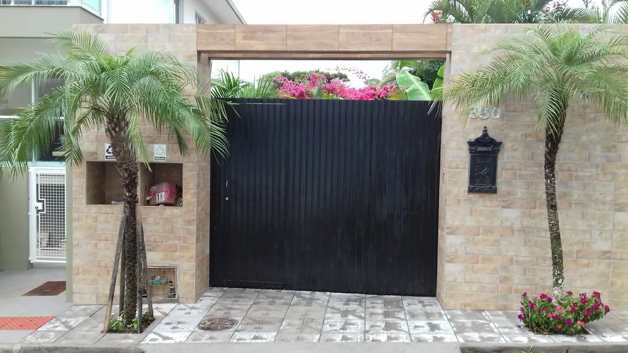 Alugo uma casa de 1 quarto para 1 pessoa.