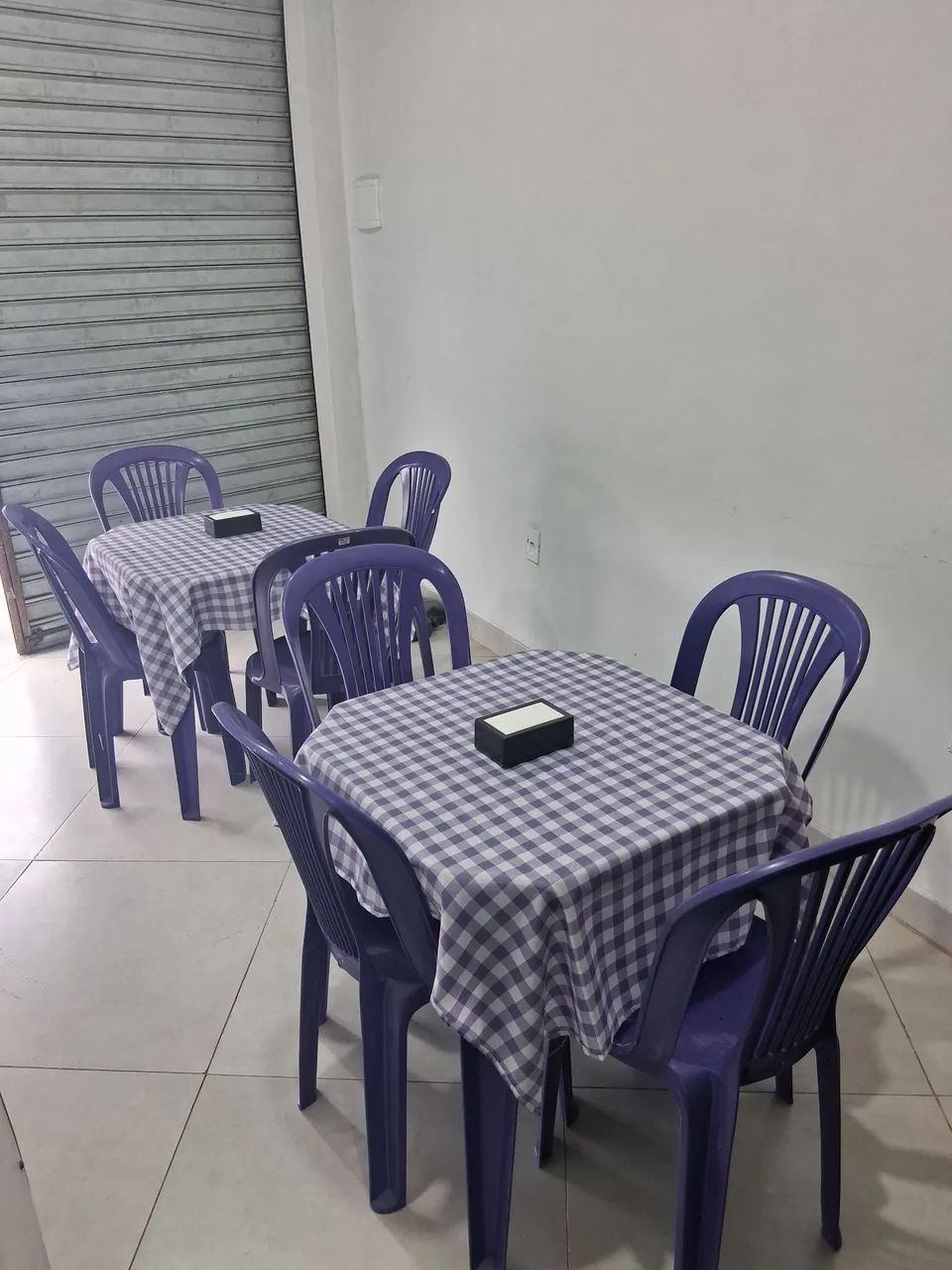 2 jogo de mesa com 8 cadeiras de plástico 