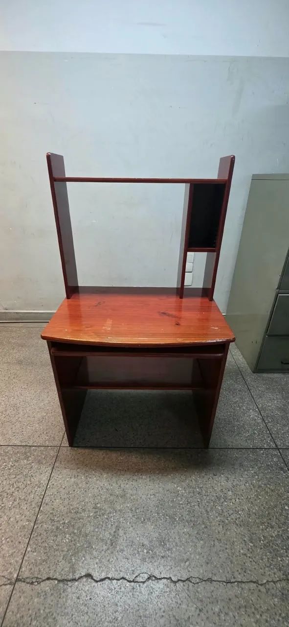 MESA DE COMPUTADOR DE MADEIRA USADA