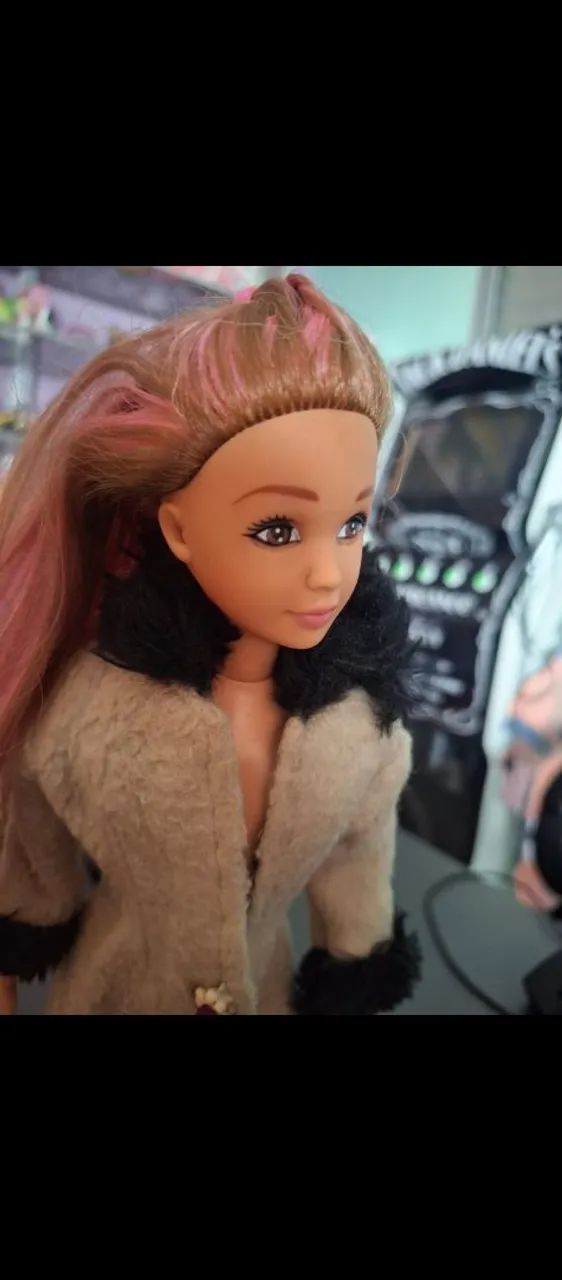 Boneca Débora prima da Susi, linda super conservada cabelos com mechas rosinhas - Foto 2