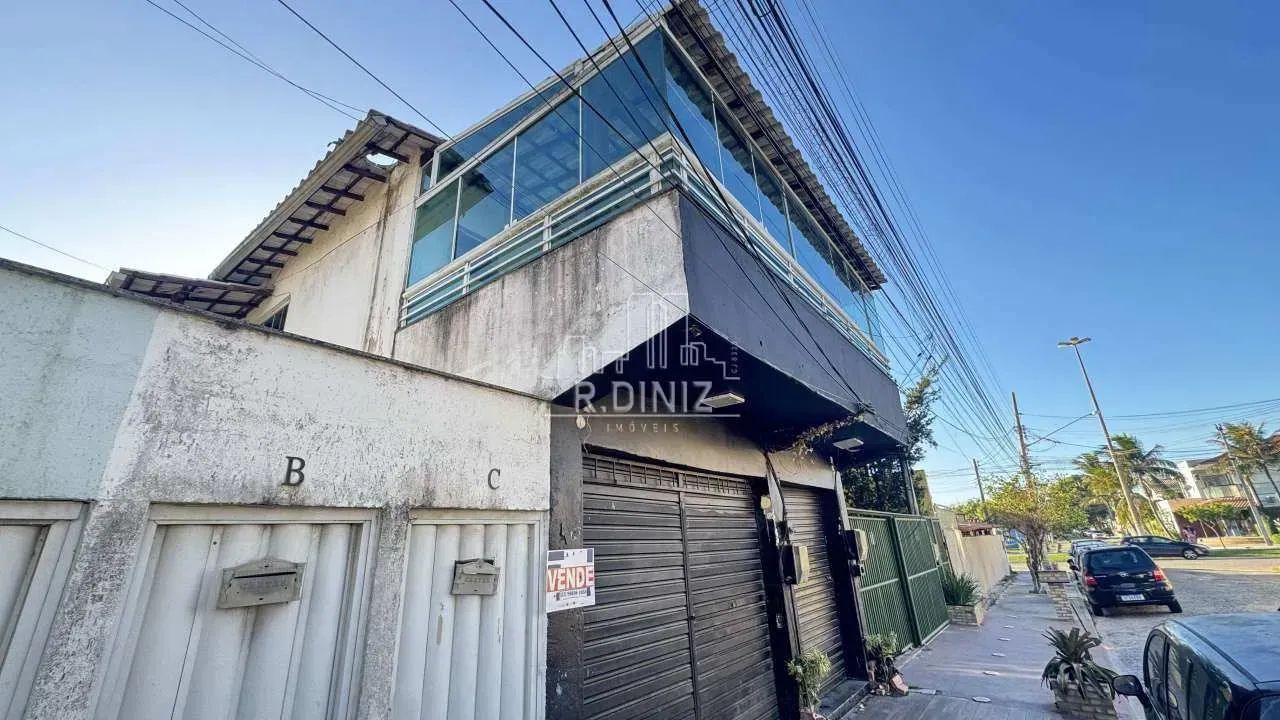Terreno com 2 lofts, casa com 2 quartos e uma loja.
