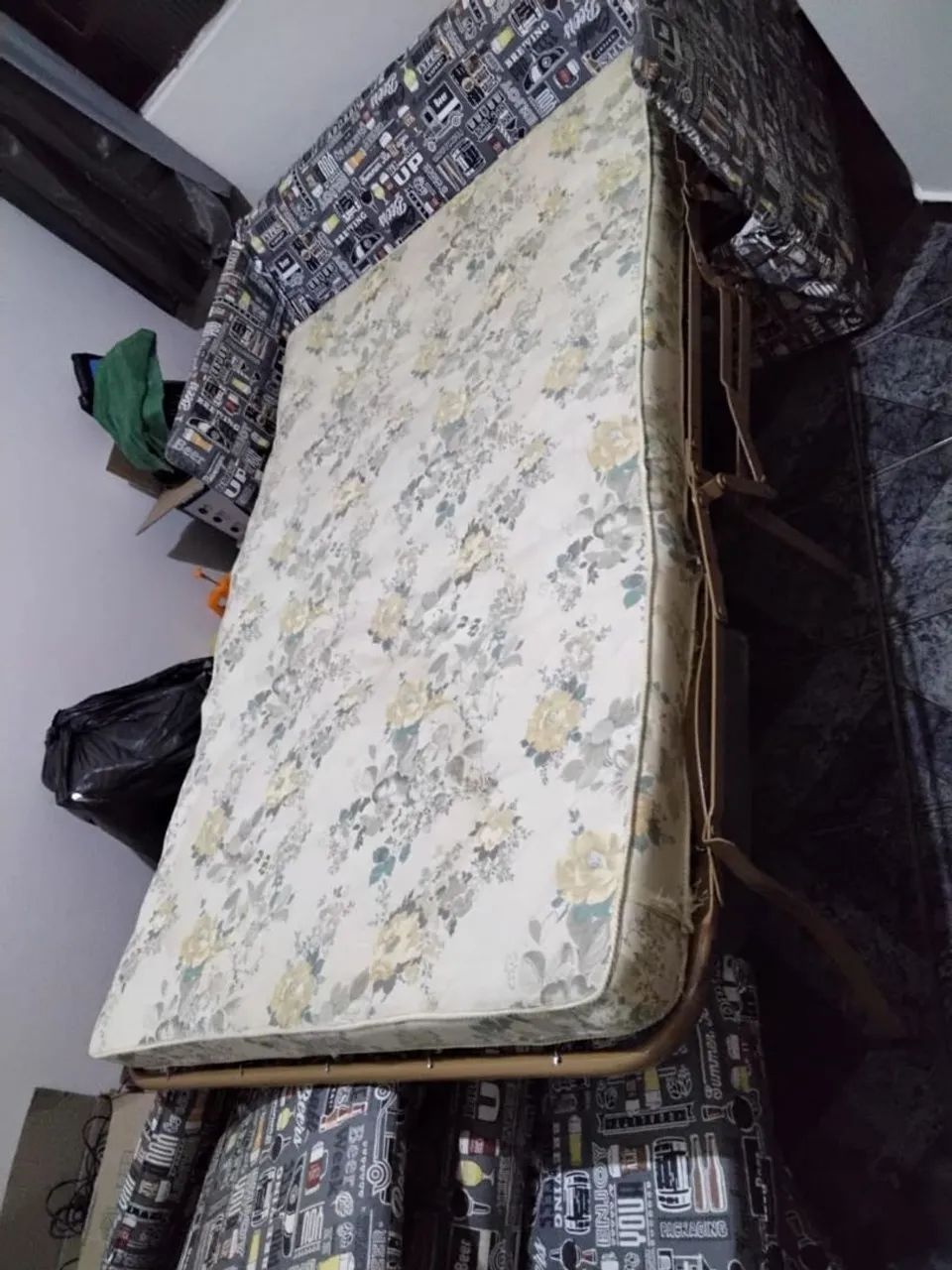 Sofá Cama com pés de ferro resistente. - Foto 2