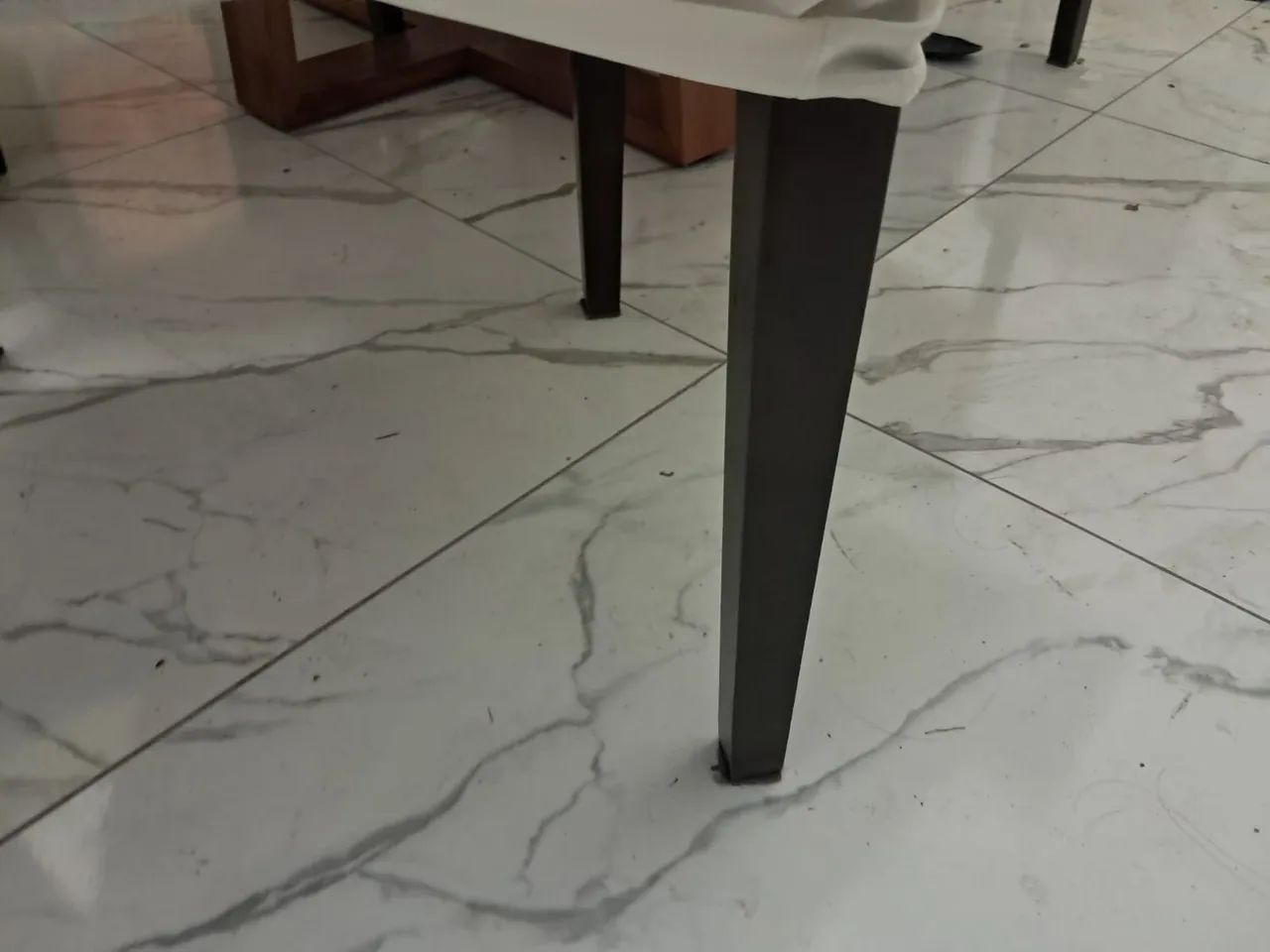 Cadeiras estofadas de Linho e Madeira - Foto 4