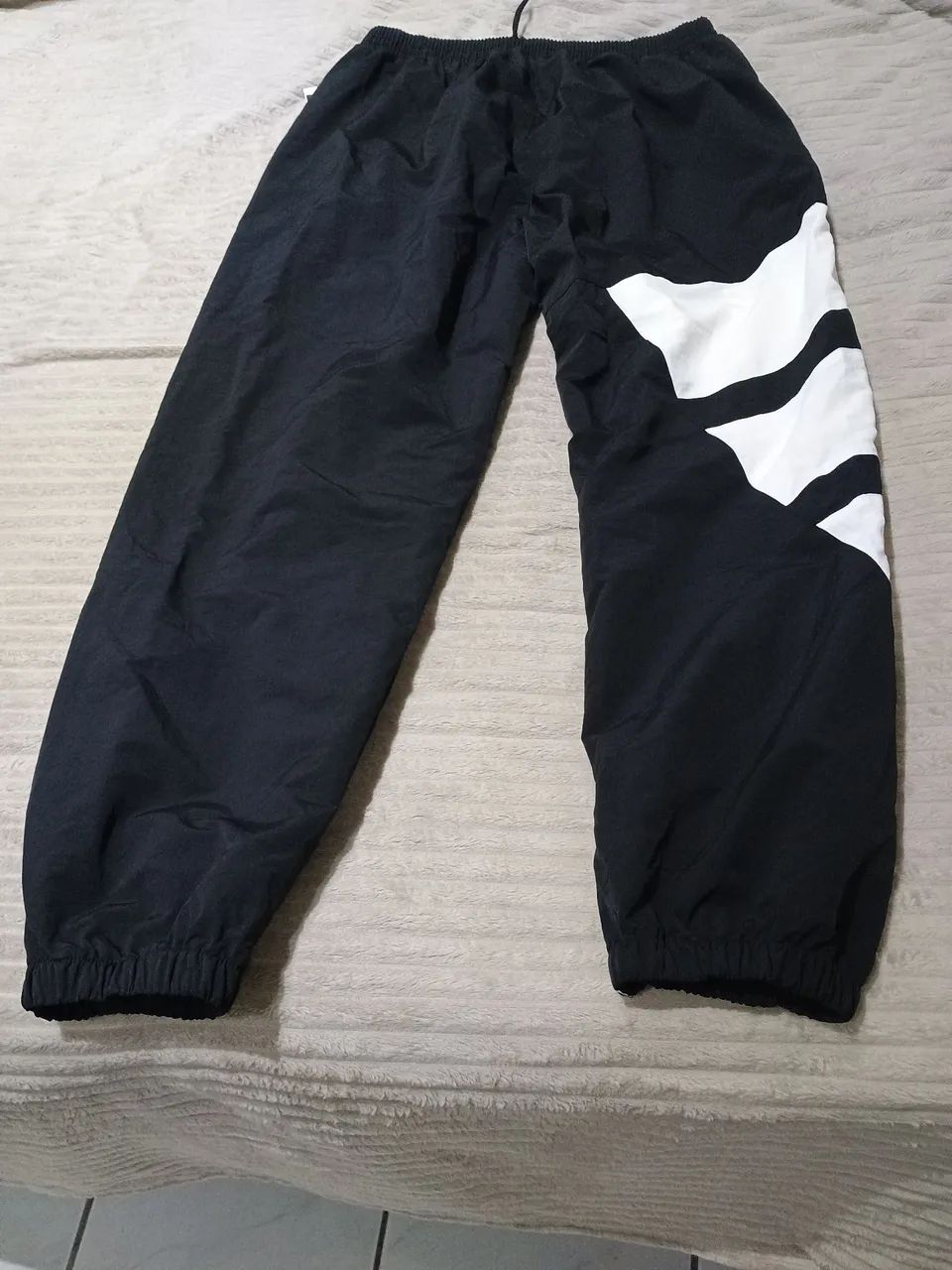Calça Adidas modelo novo 