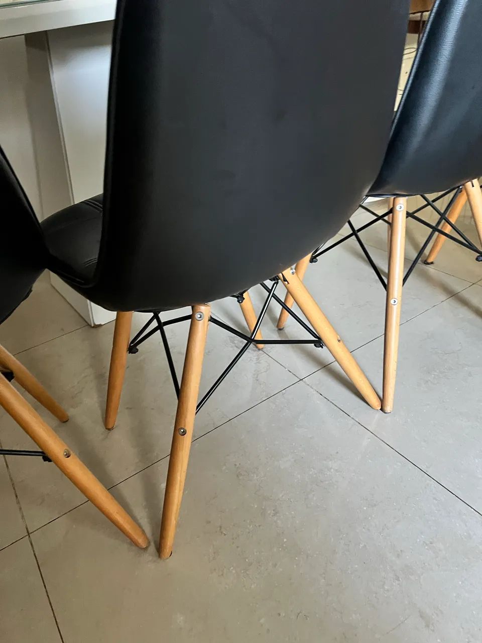 Kit com 4 Cadeiras Estofadas Pretas com Pés de Madeira - Estilo Eames - Foto 4