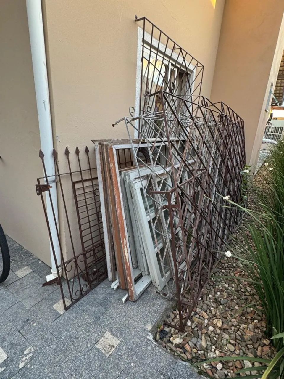 Casa de madeira de lei já desmontada 6x8 + garagem - Foto 6
