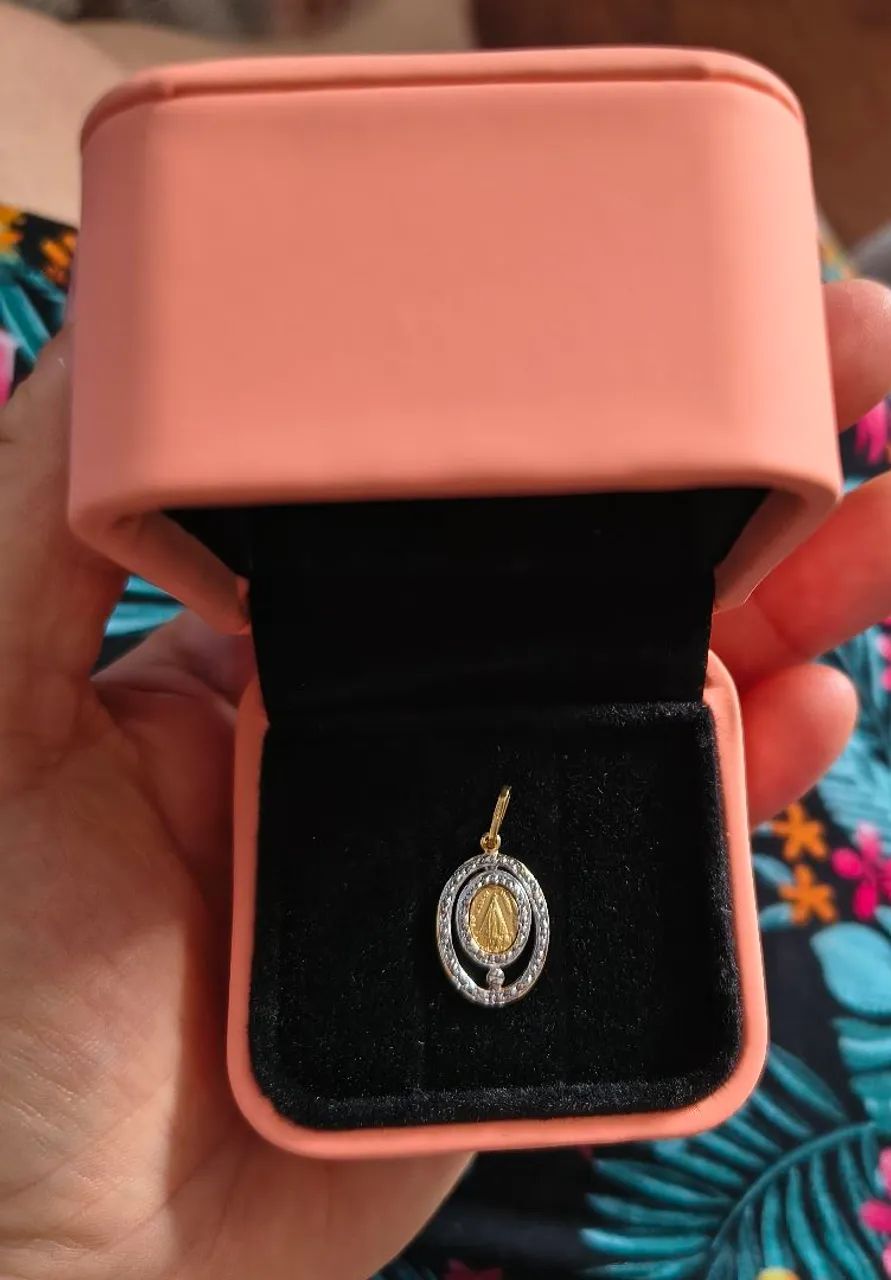 Pingente de Nossa Senhora em ouro branco e amarelo.