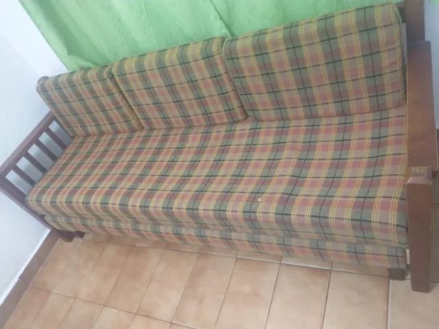 sofá-cama de madeira com estofado xadrez - Foto 5