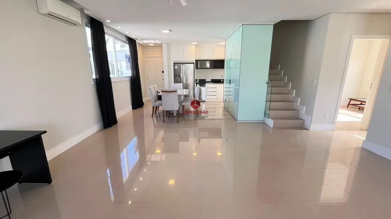 Apartamento Duplex com 146,87m² com 4 quartos, sendo 2 suítes, a 800m da Praia de Jurerê -