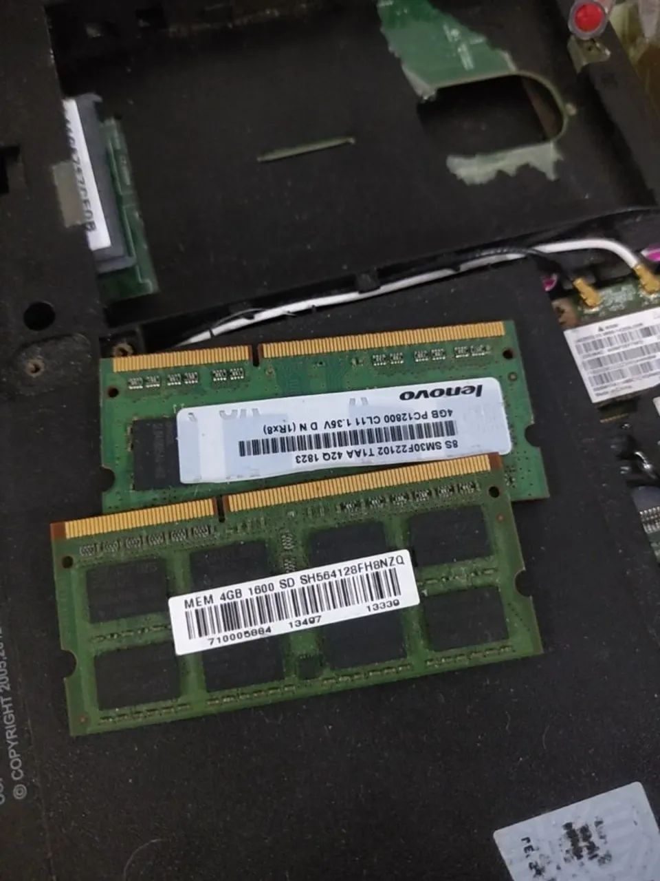 Duas memórias de 4g ram.